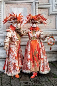 La sfilata dei costumi del Carnevale di Venezia 2026 davanti alla chiesa di San Zaccaria.