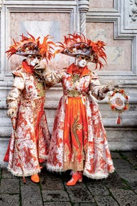 La sfilata dei costumi del Carnevale di Venezia 2026 davanti alla chiesa di San Zaccaria.