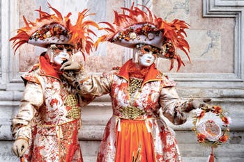 La sfilata dei costumi del Carnevale di Venezia 2026 davanti alla chiesa di San Zaccaria.