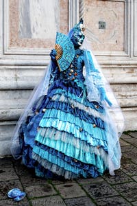 La sfilata dei costumi del Carnevale di Venezia 2026 davanti alla chiesa di San Zaccaria.