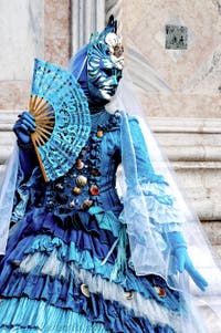 La sfilata dei costumi del Carnevale di Venezia 2026 davanti alla chiesa di San Zaccaria.