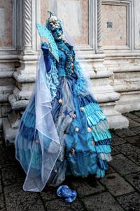 La sfilata dei costumi del Carnevale di Venezia 2026 davanti alla chiesa di San Zaccaria.