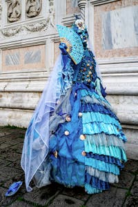 La sfilata dei costumi del Carnevale di Venezia 2026 davanti alla chiesa di San Zaccaria.