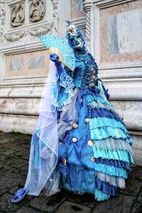 La sfilata dei costumi del Carnevale di Venezia 2026 davanti alla chiesa di San Zaccaria.