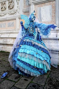 La sfilata dei costumi del Carnevale di Venezia 2026 davanti alla chiesa di San Zaccaria.