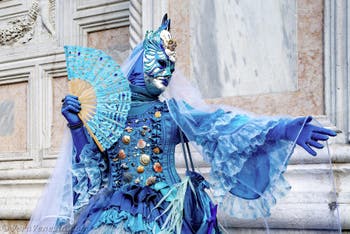 La sfilata dei costumi del Carnevale di Venezia 2026 davanti alla chiesa di San Zaccaria.