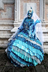 La sfilata dei costumi del Carnevale di Venezia 2026 davanti alla chiesa di San Zaccaria.