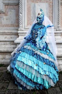 La sfilata dei costumi del Carnevale di Venezia 2026 davanti alla chiesa di San Zaccaria.
