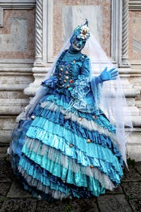 La sfilata dei costumi del Carnevale di Venezia 2026 davanti alla chiesa di San Zaccaria.