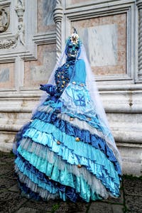 La sfilata dei costumi del Carnevale di Venezia 2026 davanti alla chiesa di San Zaccaria.