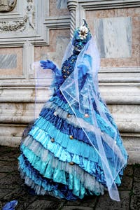 La sfilata dei costumi del Carnevale di Venezia 2026 davanti alla chiesa di San Zaccaria.