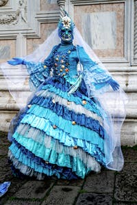 La sfilata dei costumi del Carnevale di Venezia 2026 davanti alla chiesa di San Zaccaria.