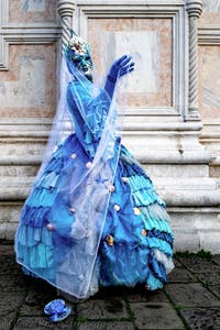 La sfilata dei costumi del Carnevale di Venezia 2026 davanti alla chiesa di San Zaccaria.