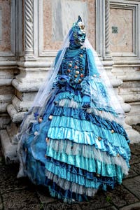 La sfilata dei costumi del Carnevale di Venezia 2026 davanti alla chiesa di San Zaccaria.