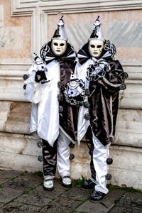 La sfilata dei costumi del Carnevale di Venezia 2026 davanti alla chiesa di San Zaccaria.
