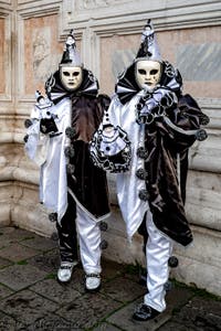La sfilata dei costumi del Carnevale di Venezia 2026 davanti alla chiesa di San Zaccaria.