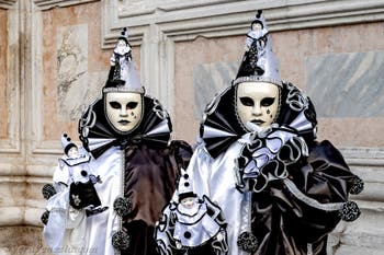 La sfilata dei costumi del Carnevale di Venezia 2026 davanti alla chiesa di San Zaccaria.