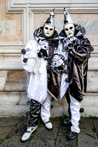 La sfilata dei costumi del Carnevale di Venezia 2026 davanti alla chiesa di San Zaccaria.