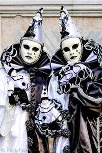 La sfilata dei costumi del Carnevale di Venezia 2026 davanti alla chiesa di San Zaccaria.