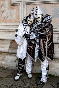 La sfilata dei costumi del Carnevale di Venezia 2026 davanti alla chiesa di San Zaccaria.