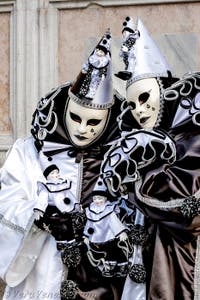 La sfilata dei costumi del Carnevale di Venezia 2026 davanti alla chiesa di San Zaccaria.