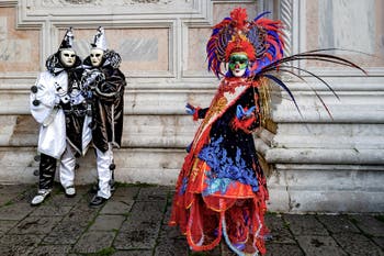 La sfilata dei costumi del Carnevale di Venezia 2026 davanti alla chiesa di San Zaccaria.
