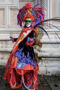 La sfilata dei costumi del Carnevale di Venezia 2026 davanti alla chiesa di San Zaccaria.