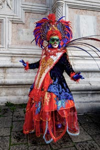 La sfilata dei costumi del Carnevale di Venezia 2026 davanti alla chiesa di San Zaccaria.