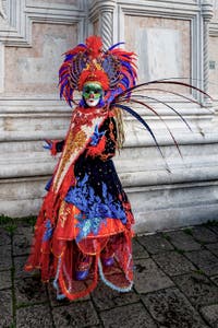 La sfilata dei costumi del Carnevale di Venezia 2026 davanti alla chiesa di San Zaccaria.