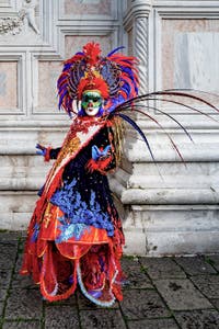 La sfilata dei costumi del Carnevale di Venezia 2026 davanti alla chiesa di San Zaccaria.