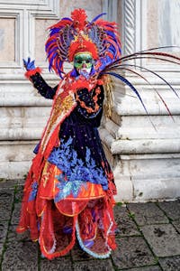 La sfilata dei costumi del Carnevale di Venezia 2026 davanti alla chiesa di San Zaccaria.