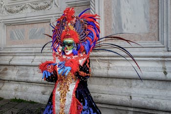 La sfilata dei costumi del Carnevale di Venezia 2026 davanti alla chiesa di San Zaccaria.