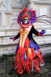 La sfilata dei costumi del Carnevale di Venezia 2026 davanti alla chiesa di San Zaccaria.