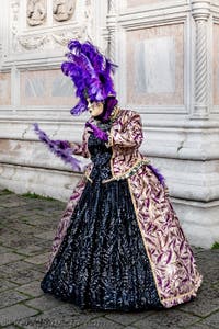 La sfilata dei costumi del Carnevale di Venezia 2026 davanti alla chiesa di San Zaccaria.