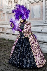 La sfilata dei costumi del Carnevale di Venezia 2026 davanti alla chiesa di San Zaccaria.