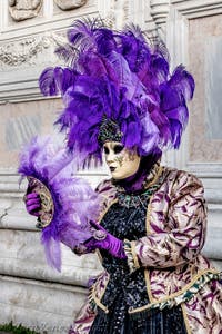 La sfilata dei costumi del Carnevale di Venezia 2026 davanti alla chiesa di San Zaccaria.