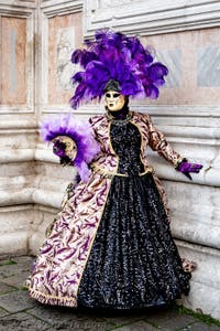 La sfilata dei costumi del Carnevale di Venezia 2026 davanti alla chiesa di San Zaccaria.
