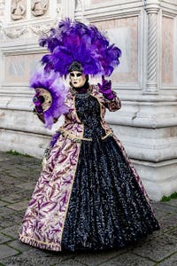 La sfilata dei costumi del Carnevale di Venezia 2026 davanti alla chiesa di San Zaccaria.