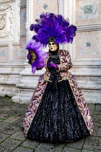 La sfilata dei costumi del Carnevale di Venezia 2026 davanti alla chiesa di San Zaccaria.