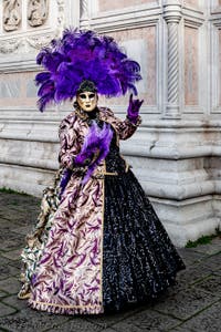 La sfilata dei costumi del Carnevale di Venezia 2026 davanti alla chiesa di San Zaccaria.