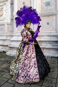 La sfilata dei costumi del Carnevale di Venezia 2026 davanti alla chiesa di San Zaccaria.
