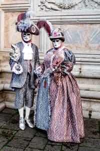La sfilata dei costumi del Carnevale di Venezia 2026 davanti alla chiesa di San Zaccaria.