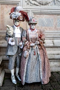 La sfilata dei costumi del Carnevale di Venezia 2026 davanti alla chiesa di San Zaccaria.