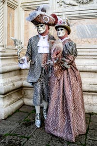 La sfilata dei costumi del Carnevale di Venezia 2026 davanti alla chiesa di San Zaccaria.