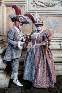 La sfilata dei costumi del Carnevale di Venezia 2026 davanti alla chiesa di San Zaccaria.