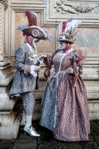 La sfilata dei costumi del Carnevale di Venezia 2026 davanti alla chiesa di San Zaccaria.