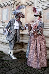 La sfilata dei costumi del Carnevale di Venezia 2026 davanti alla chiesa di San Zaccaria.