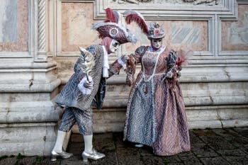 La sfilata dei costumi del Carnevale di Venezia 2026 davanti alla chiesa di San Zaccaria.
