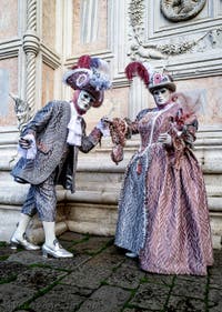 La sfilata dei costumi del Carnevale di Venezia 2026 davanti alla chiesa di San Zaccaria.