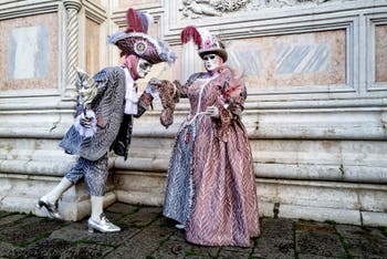 La sfilata dei costumi del Carnevale di Venezia 2026 davanti alla chiesa di San Zaccaria.